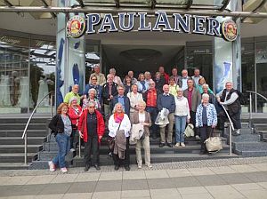 Gruppe vor dem "Paulaner" in Wiesbaden 