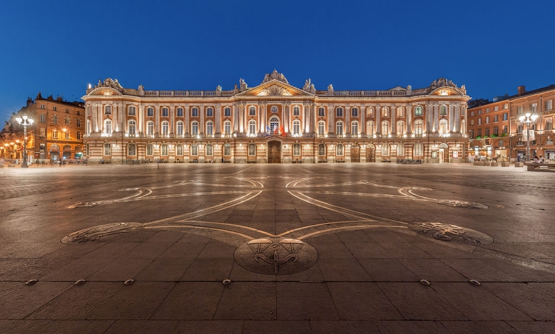 800px-Toulouse_Capitole_Night_Wikimedia_Commons.jpg